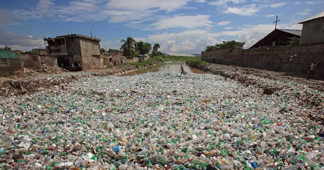 O κόσμος παράγει ετησίως αστικά απόβλητα αρκετά να καλύψουν 800.000 πισίνες ολυμπιακών διαστάσεων